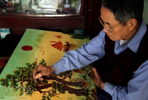 Nghệ nhân Đinh Khắc Phú vẽ tỉ mỉ từng đường nét, chi tiết.hantrinhtramnamkynguyenhoihoasonmaivietnam-02.jpg