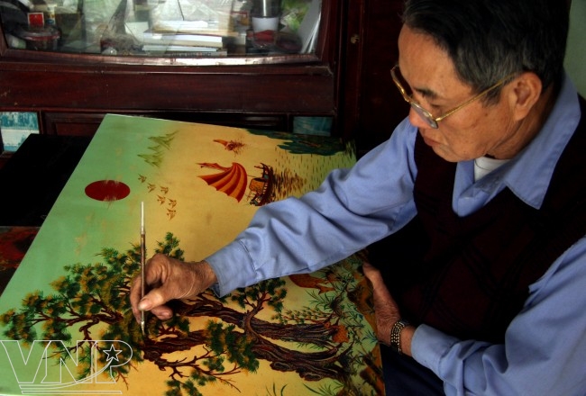 Nghệ nhân Đinh Khắc Phú vẽ tỉ mỉ từng đường nét, chi tiết.hantrinhtramnamkynguyenhoihoasonmaivietnam-02.jpg