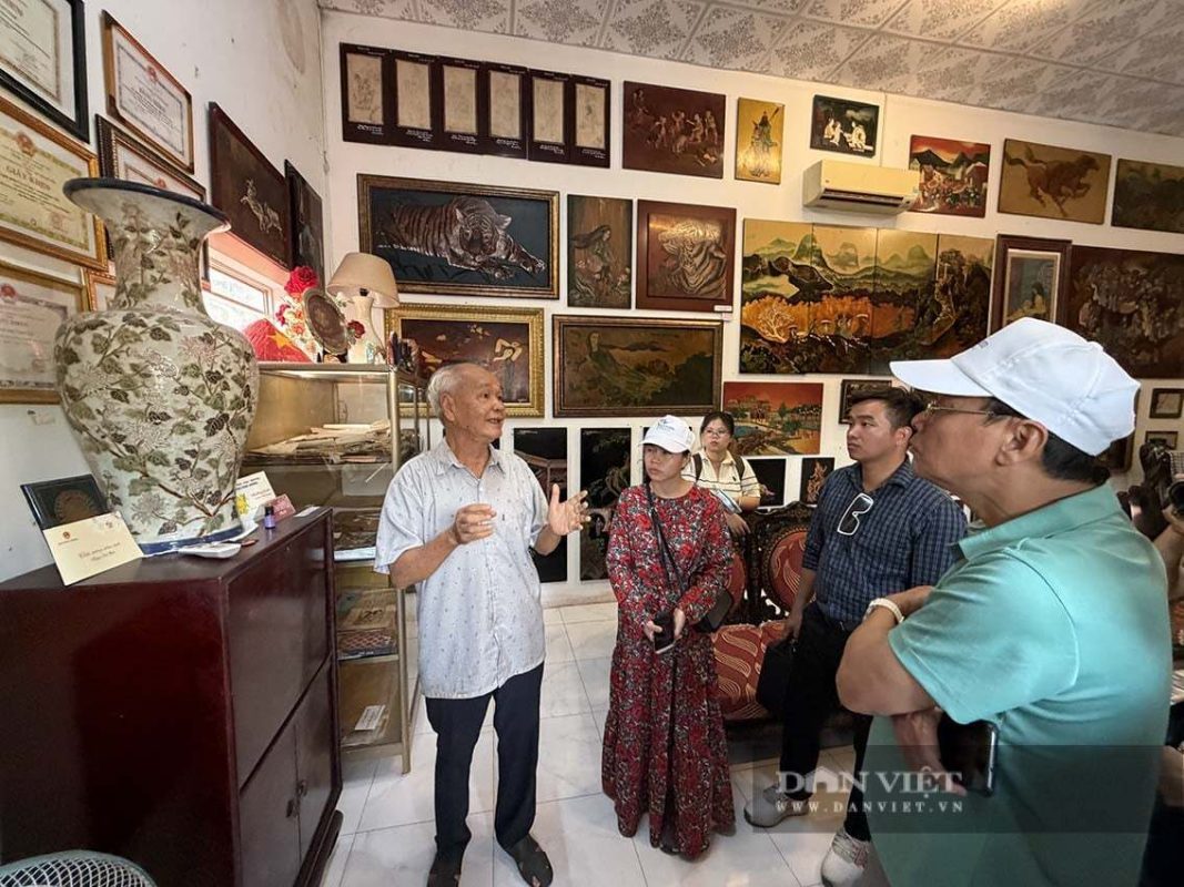 Nghe-nhan-Uu-tu-Truong-Quang-Tinh-dang-chia-se-cac-tac-pham-son-mai-hanhtrinh100namkynguyenhoihoasonmaivietnam-001.jpg