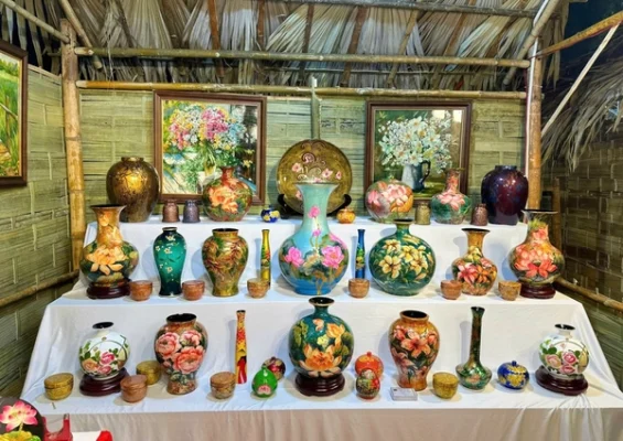 Các sản phẩm thủ công mỹ nghệ cốt gỗ phủ sơn mài tinh xảo do nghệ nhân Nguyễn Thị Hồi thực hiện