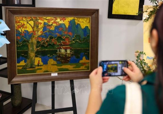 Đề tài phố hiến Hà Nội được tái hiện sâu lắng qua chất liệu sơn mài truyền thống